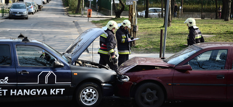 Újabb káosz: frontális karambol volt a Budagyöngye előtt – fotó