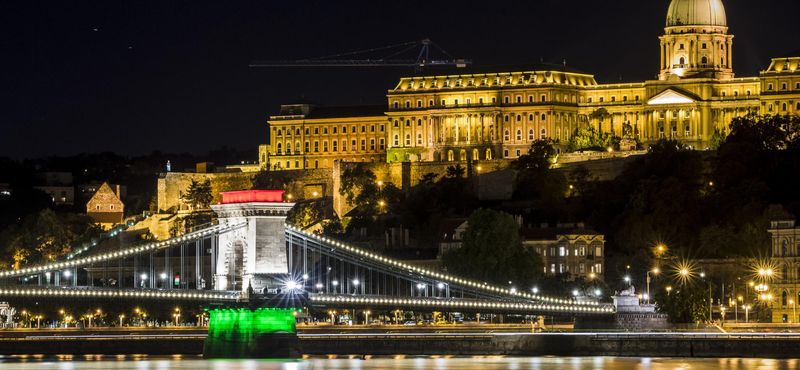 Dunába dobták a magyar zászlót, kihallgatta őket a rendőrség