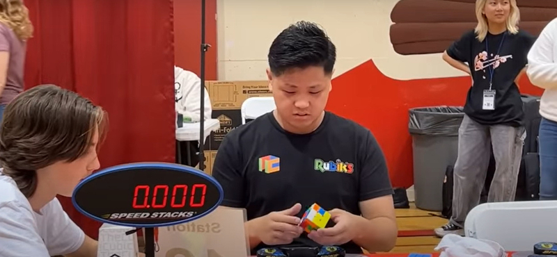 Hihetetlen rekord: 3,13 másodperc alatt rakták ki a Rubik-kockát