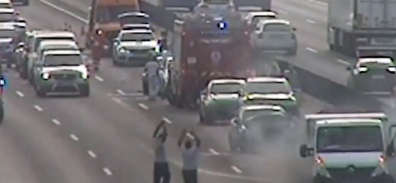 Pont egy tűzoltóautó közelében gyulladt ki egy kisteherautó az M0-son – videó