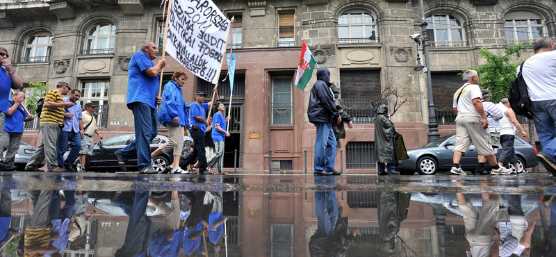 A TMRSZ a Belügyminisztérium előtt demonstrál