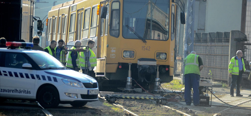 Kisiklott egy villamos a VIII. kerületben, fotók jöttek a balesetről