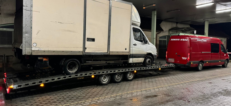 Akkora teherautót trélerezett egy román sofőr, hogy elfért volna benne a furgonja