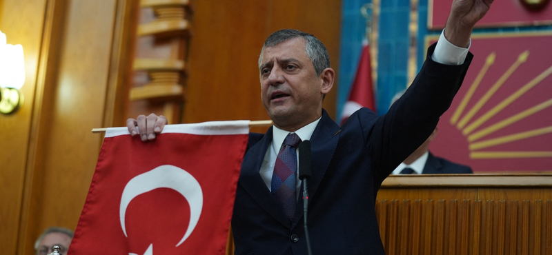 Egy gyilkosság miatt elítélt férfi megtámadta a török ellenzék vezetőjét és megütötte