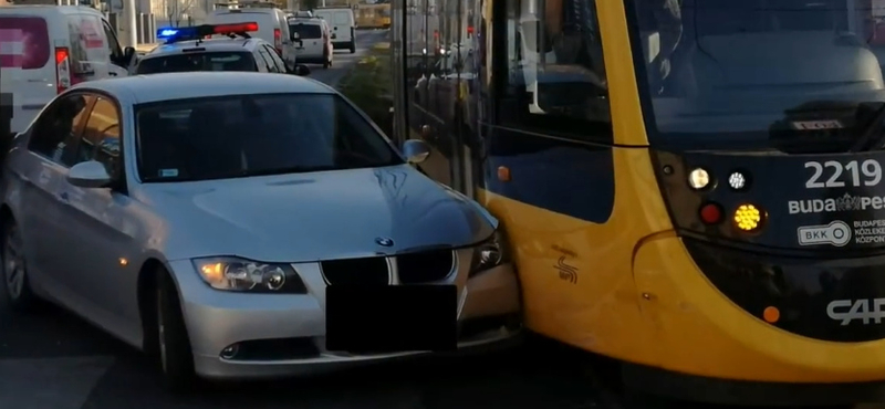 A nap videója: a budapesti villamos és a BMW csattanása