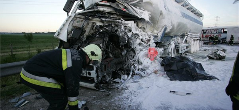 Öten haltak meg egy M70-esen történt balesetben