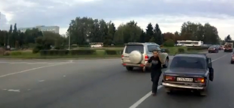 Mindenkit helyre tesz az igazságosztó buszsofőr