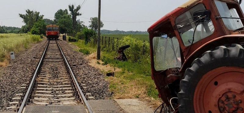 Letépte a vonat a traktor elejét Szarvasnál, a sofőr szinte ép bőrrel megúszta a balesetet