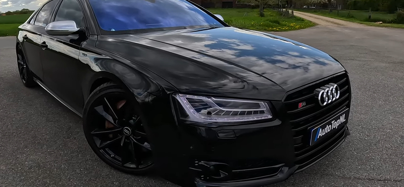 Így hasít bőven 300 felett az autópályán egy Audi S8 Plus – videó