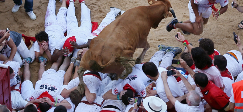 Pamplona: hónaljon döfött a bika egy amerikai férfit