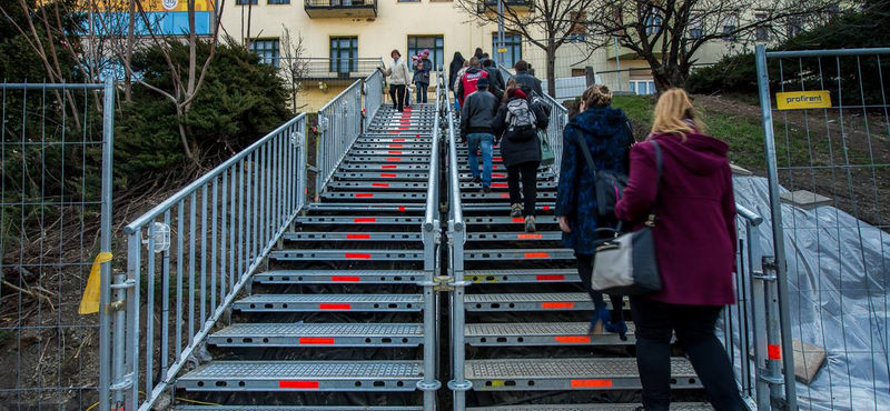 Ilyet sem lehetett még látni a Széll Kálmán téren – fotók