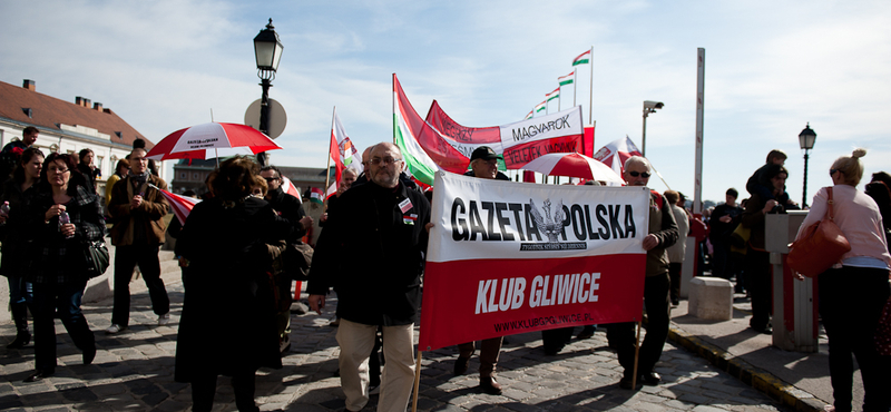 Videó: így éltetik Orbánt a lengyelek