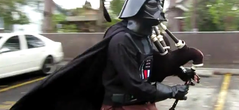 A nap videója: Darth Vader egykerekűn dudálja el a Birodalom nótáját