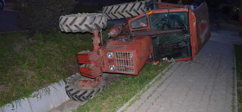 Fotók: Totál patthelyzetbe kormányozta járművét egy traktoros fiú