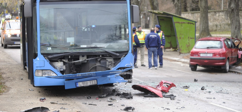 BKV-busz karambolozott Nagykovácsiban, csecsemő is súlyosan megsérült