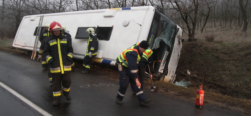 Fotó: felborult egy busz Fejér megyében