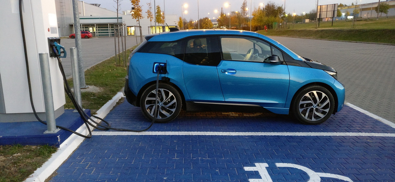 Kidobott pénz a 100 darab rendőrségi elektromos BMW i3