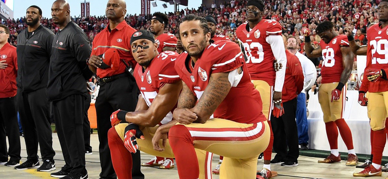 Colin Kaepernick addig térdelt, amíg számkivetett lett, most film készül az életéből