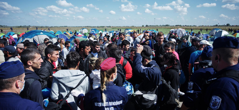 Orbán és Kocsis két perc különbséggel emlékezett meg a 2015-ös röszkei eseményekről, és migránsoztak egyet