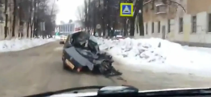 Autómaradvánnyal, halott utassal a forgalomban - videó