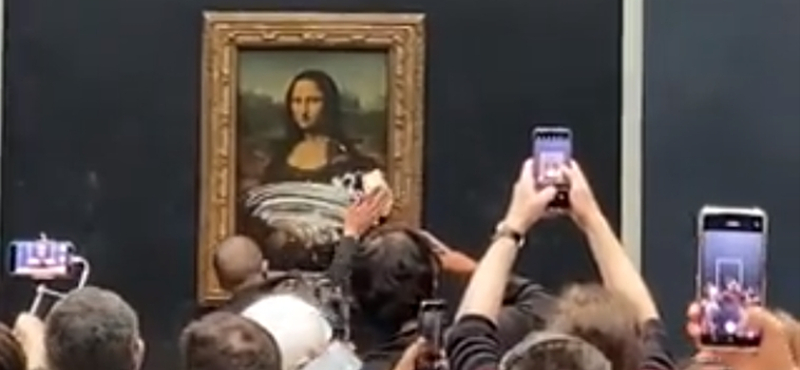 Egy nőnek öltözött férfi tortát vágott a Mona Lisához a Louvre-ban