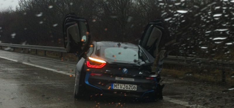 Gyári tesztpilóta tört össze egy i8-as BMW-t