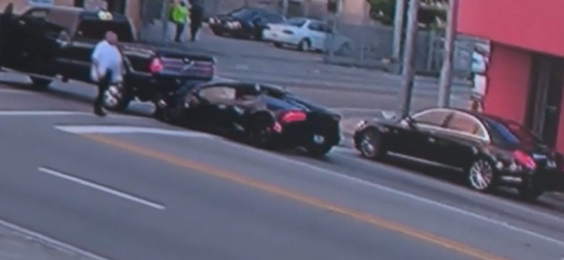 Telibe kapott ez a Lamborghini egy autót, majd sofőr egy luxus Mercivel elmenekült - videó