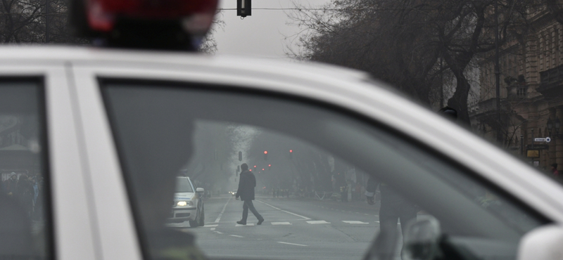 Súlyosan sérült egy motoros, autóval karambolozott Budapesten