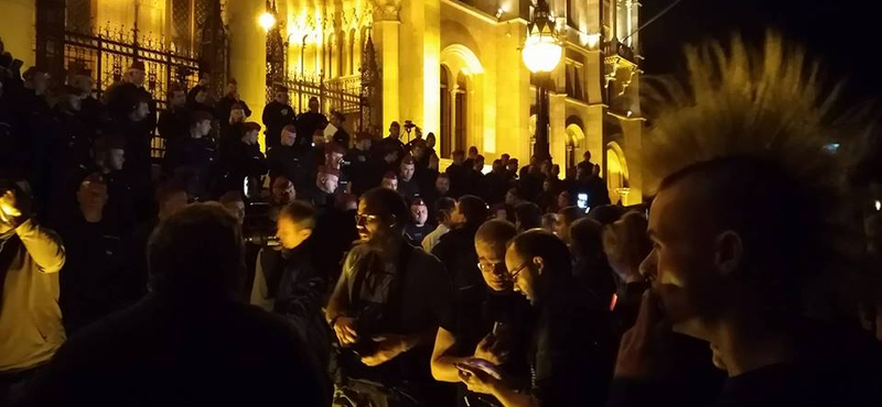 Beálltak a tüntetők a rohamrendőrök arcába a Kossuth téren, és az arcukba fújják a füstöt