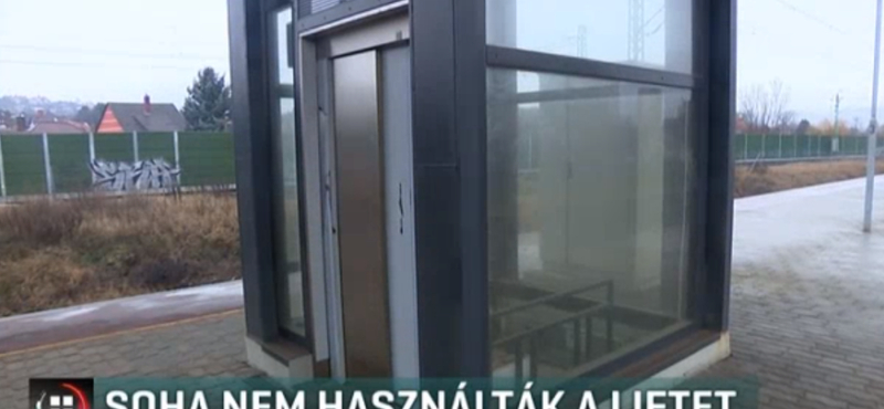 A lift, ami évek óta megvan a megállóban, de sosem működött