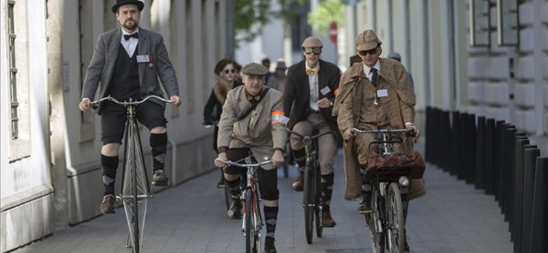 Történelem két keréken: különleges biciklisek tekertek át Budapesten – fotók