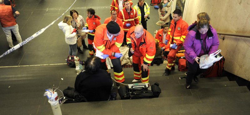 Az alagúton keresztül mentették ki a 2-es metró utasait