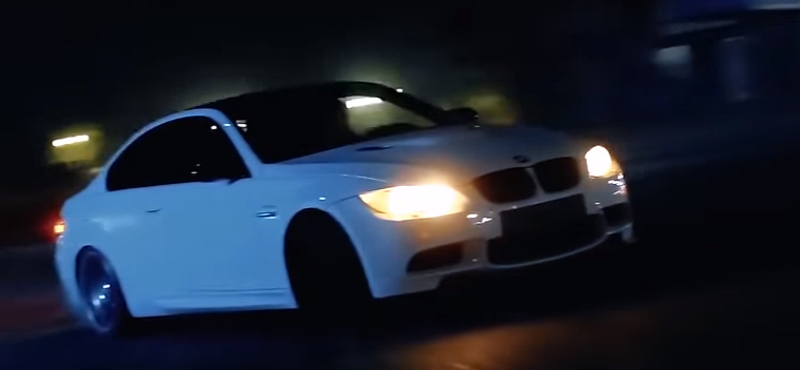 Drift és 300-as tempó városban – videón a veszélyesen őrültködő BMW M3