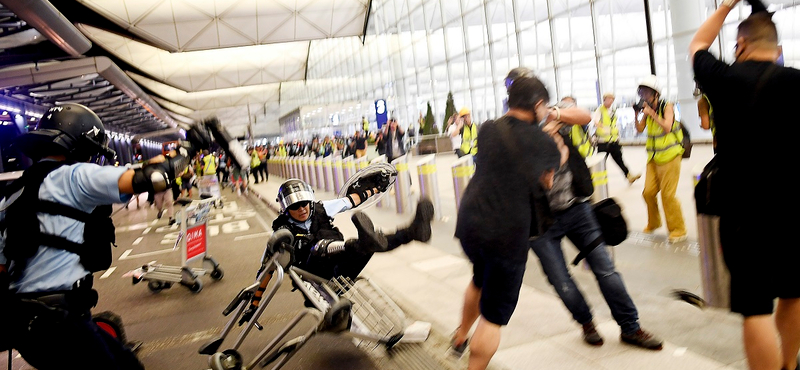 Hongkongban már a rendőrt ütik a saját gumibotjával