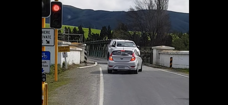 Instant karma: áthajtott a piroson a sofőr, de a tolatás már nem ment neki – videó