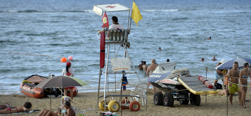 Cápa okozott pánikot a Kanári-szigetek egyik strandján, mindenkit kiparancsoltak a vízből