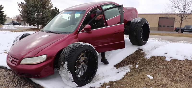 A nap videója: így küzd meg a hóval a gigantikus kerekekkel felszerelt Honda Accord