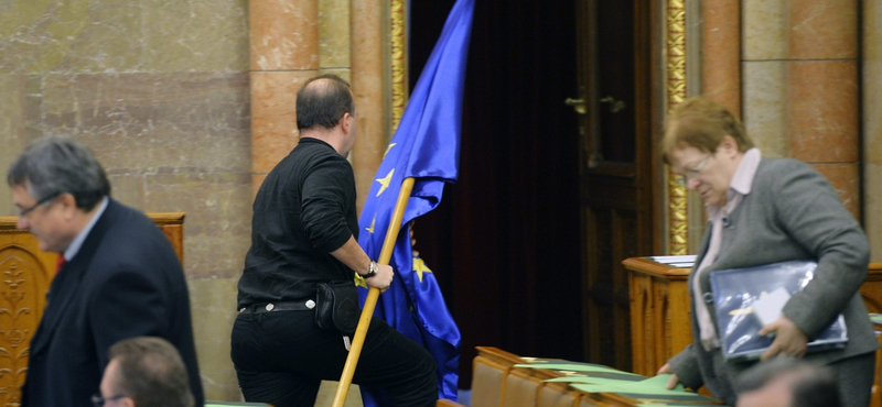 Nem illik a parlament arculatába az EU-s zászló?