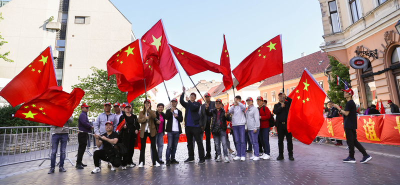 Tibeti zászlót takarnak, magyar képviselőt faggatnak, zászlós-sapkás tömeget hoznak össze – rejtélyes kínaiak dolgoznak azon, hogy minden rendben legyen az elnöki látogatáson