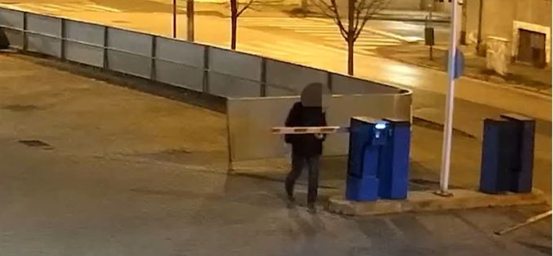 Részegen tört sorompókat egy német férfi Győrben – videó