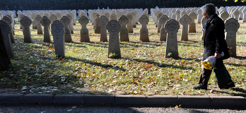 Fogy az idő, beszánthatják híres pécsi családok sírjait