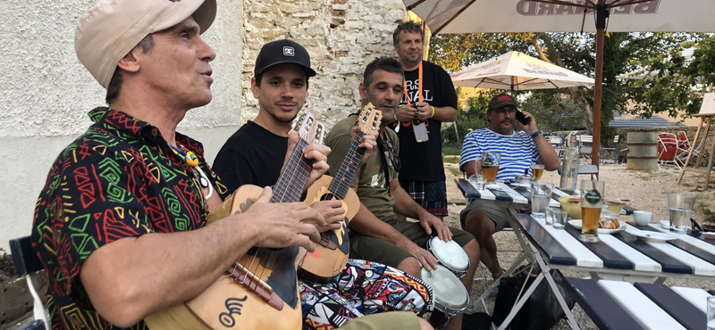 Manu Chao egy Veszprém környéki étteremben pálinkázott, majd spontán koncertet adott