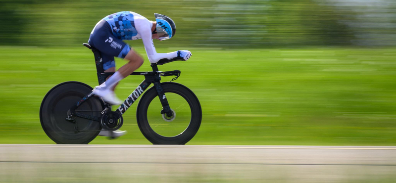 Átrepült egy autón a négyszeres Tour-győztes Chris Froome, amikor hirtelen rányitották az ajtót