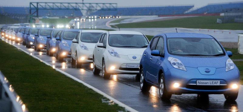 Guinness-rekord elektromos Nissanokkal - fotó