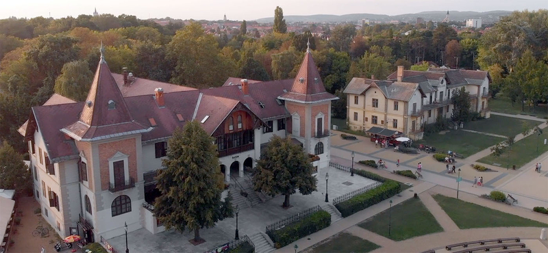 Drónvideón nézheti meg Orbán Viktor vejének kastélyát és egyéb finomságait