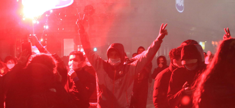 "Jobb járványban meghalni, mint éhen halni" - tüntetések törtek ki Olaszországban a szigorítások miatt