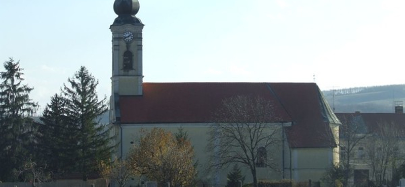 Életveszély: istentisztelet közben hullott le a vakolat a nagymányoki templomban