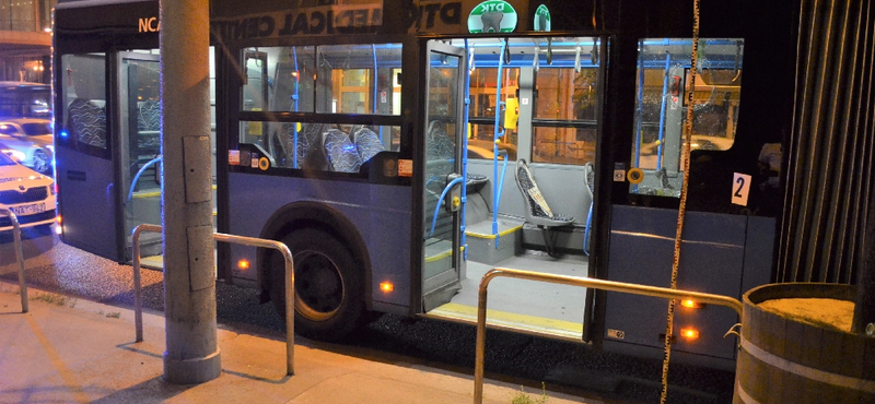 Börtönbe küldené az ügyészség azt a férfit, aki kockakővel dobta be két busz ablakát Budapesten