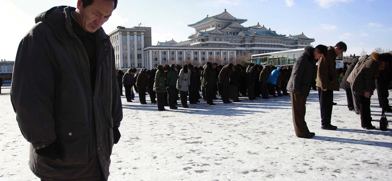 Fotók: Tömegek gyászoltak Észak-Koreában a Kedves Vezető halálának évfordulóján