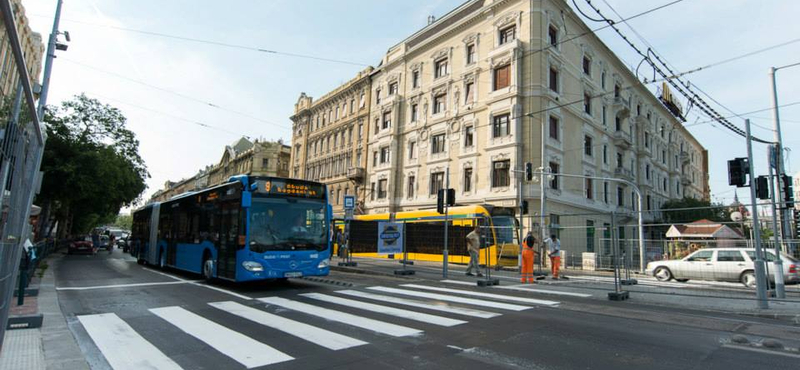 Baleset és esővíz bénítja a budapesti villamosokat